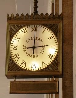 eastern standard time clock with seconds